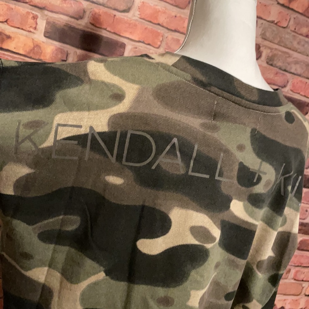 Kendall + Kylie Camo Oversized Cropped - Picture 4 of 6